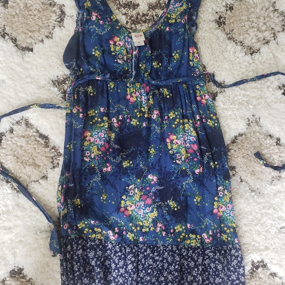 Dress - Picture 2 of 8